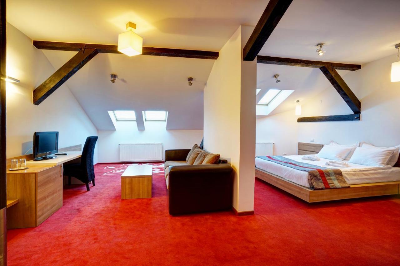 Hotel Ave Lux Sacele Ngoại thất bức ảnh