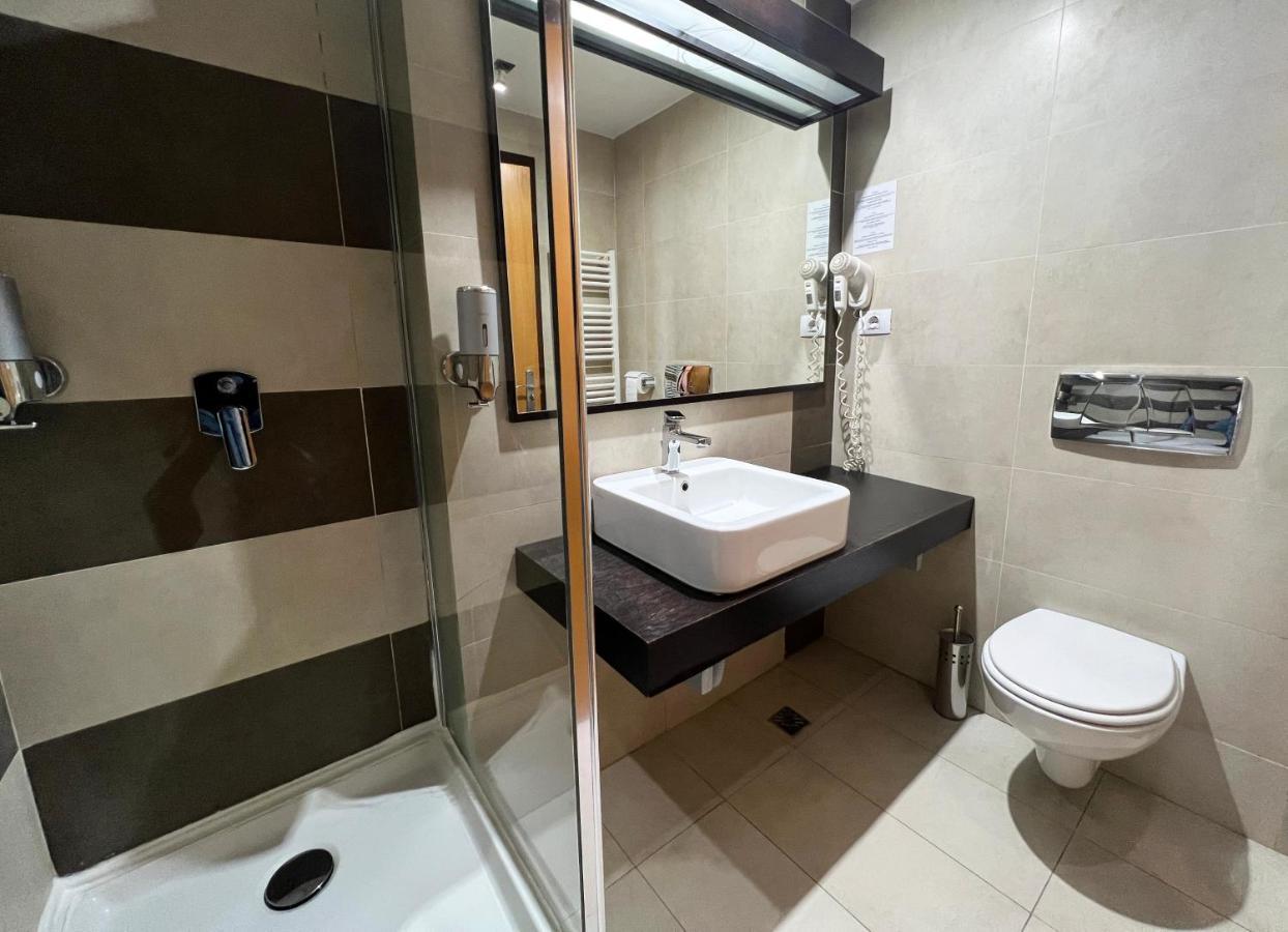 Hotel Ave Lux Sacele Ngoại thất bức ảnh