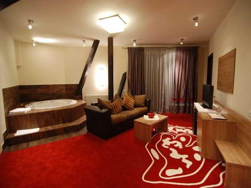Hotel Ave Lux Sacele Ngoại thất bức ảnh