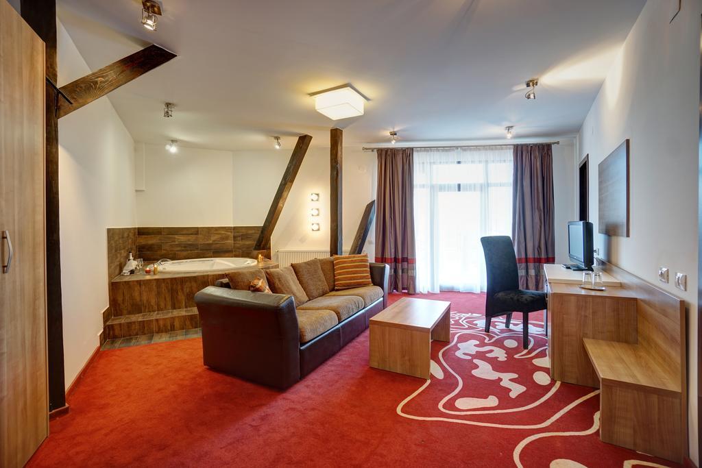 Hotel Ave Lux Sacele Ngoại thất bức ảnh